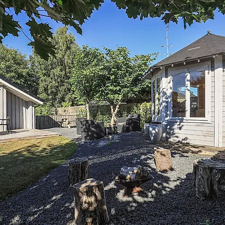 4 Star In Vaeggerlose Feriehus Bøtø By